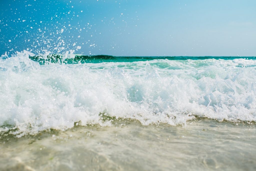How to Clean Sea Salt Off Windows 1 beach waves